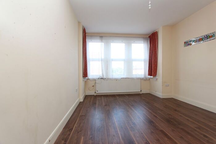 3 Bedroom Flat To Rent In Pinner View, Harrow, HA1