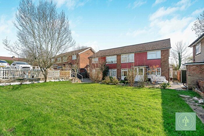 2 Bedroom Maisonette For Sale In Bramley Close, London, N14