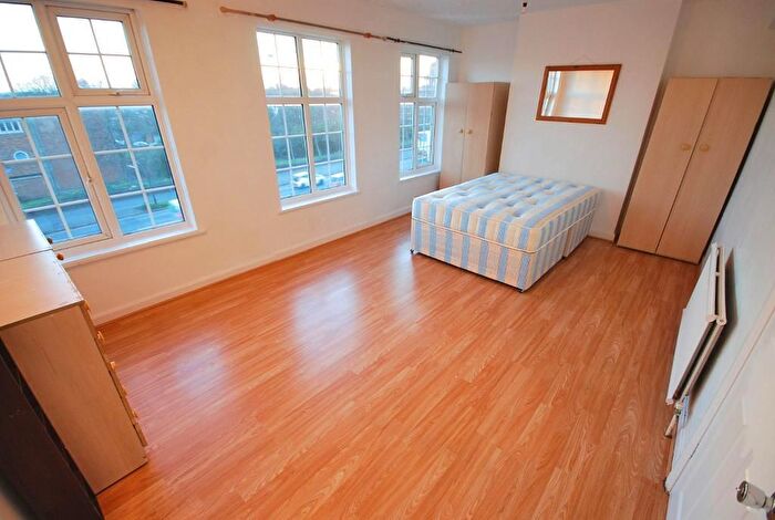 3 Bedroom Flat To Rent In Western Avenue, Acton, London, W3