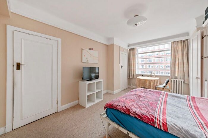 Studio To Rent In Balham High Road, London, SW17