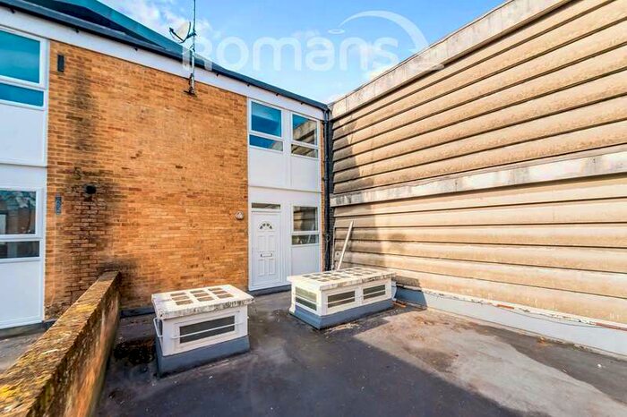 2 Bedroom Maisonette Flat To Rent In Eastmead, Farnborough, GU14