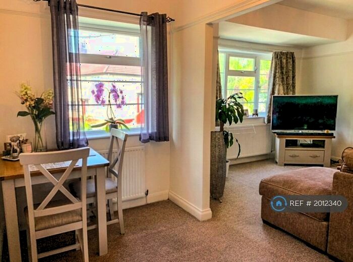 2 Bedroom Maisonette To Rent In Sandringham Crescent, Leeds, LS17