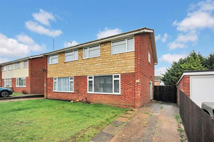 3 Bedroom Semi Detached House For Sale In Byron Crescent, Rushden, NN10