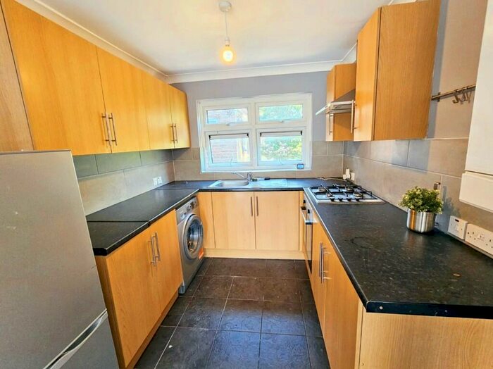2 Bedroom Flat To Rent In Montem Lane, Slough, Berkshire, SL1