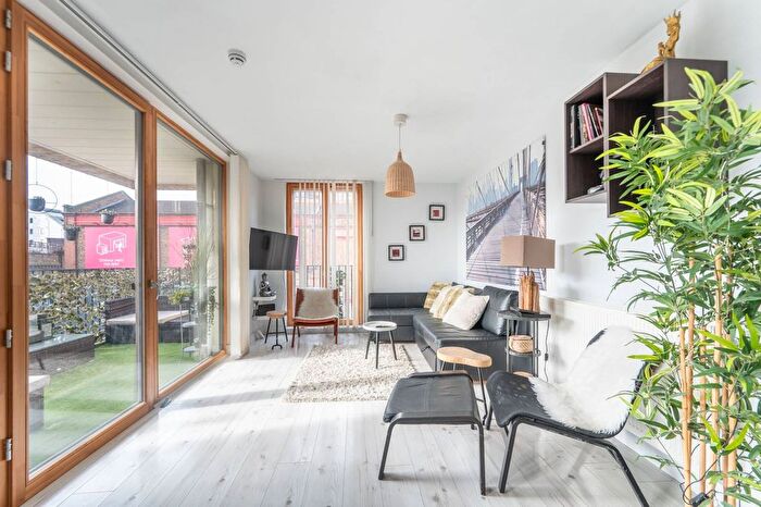 2 Bedroom Flat To Rent In Lockton Road, Ladbroke Grove, London, W10