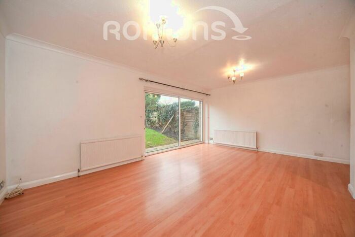 3 Bedroom Semi-Detached House To Rent In Jerrymoor Hill, Finchampstead, RG40