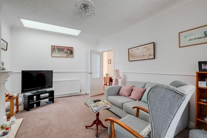 2 Bedroom Detached Bungalow For Sale In Waddington Drive, West Bridgford, Nottinghamshire, NG2