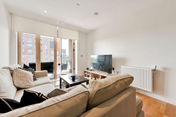2 Bedroom Flat For Sale In Ipswich Court, Hanwell, W7