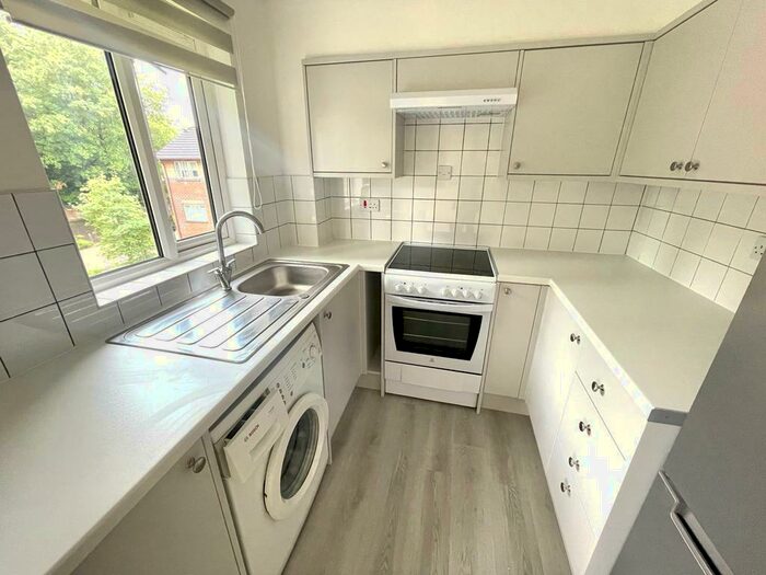 2 Bedroom Flat For Sale In Two Bedroom Top Floor Apartment Sold With No Forward Chain!, SO30