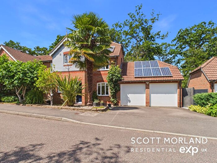 5 Bedroom Detached House For Sale In Clere Gardens, Chineham, RG24