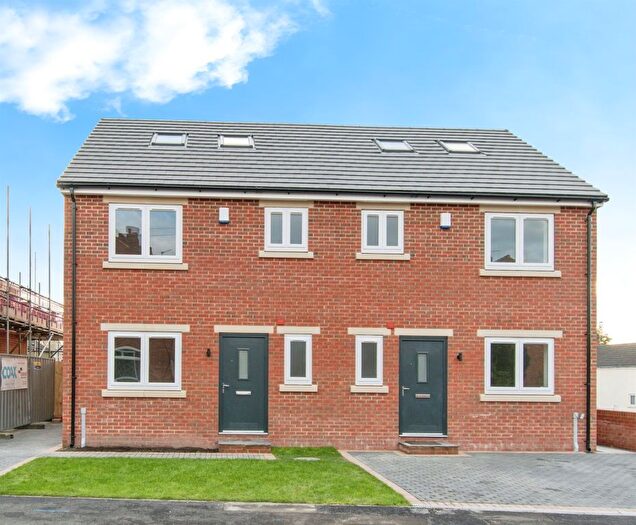 3 Bedroom Semi-Detached House For Sale In Back Lane, Kippax, Leeds, LS25