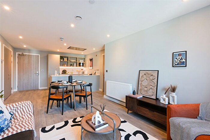 2 Bedroom Flat To Rent In Spinners Yard, Skinner Ln, LS7