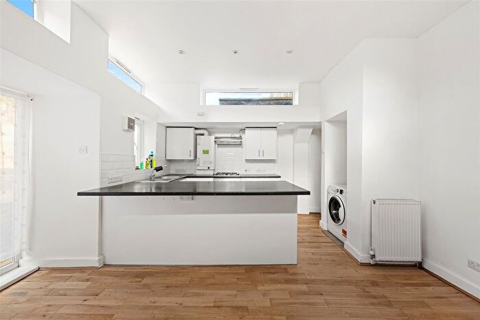 2 Bedroom Flat To Rent In Coningham Road, London, W12