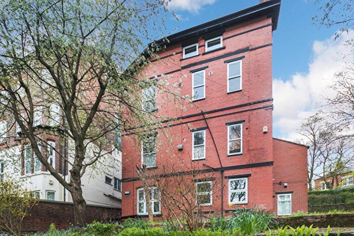 2 Bedroom Flat For Sale In Waterloo Crescent, Nottingham, Nottinghamshire, NG7