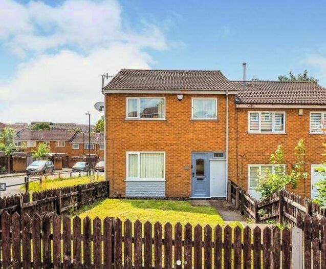 3 Bedroom End Of Terrace House To Rent In Aveline Close, NG5