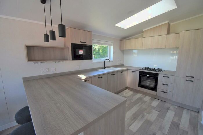 2 Bedroom Detached Bungalow For Sale In Ridgeway Park Resort, Manorbier, SA70