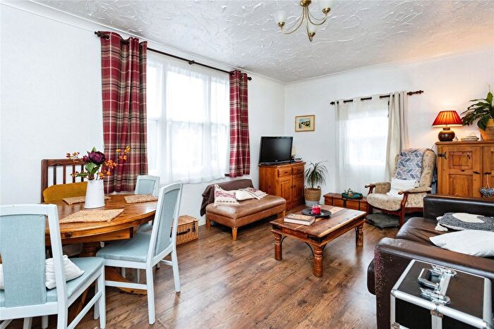 2 Bedroom Flat For Sale In Hadlow Road, Tonbridge, Kent, TN9