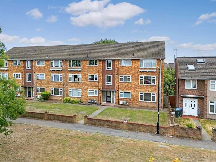 2 Bedroom Flat For Sale In Cunningham Avenue, Enfield, EN3