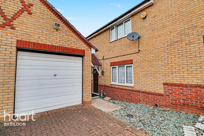 3 Bedroom Semi-Detached House For Sale In Chancel Close, Basildon, SS15