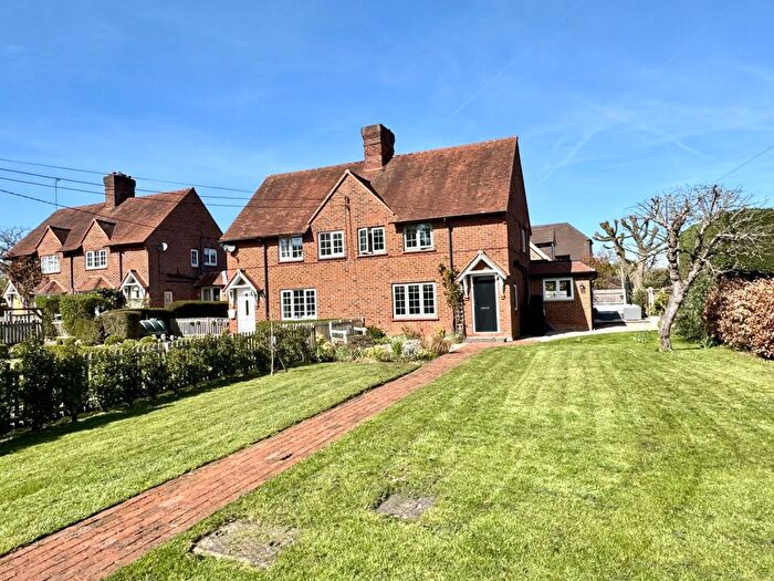 3 Bedroom Semi-detached House For Sale In Wedmans Place, Rotherwick, RG27