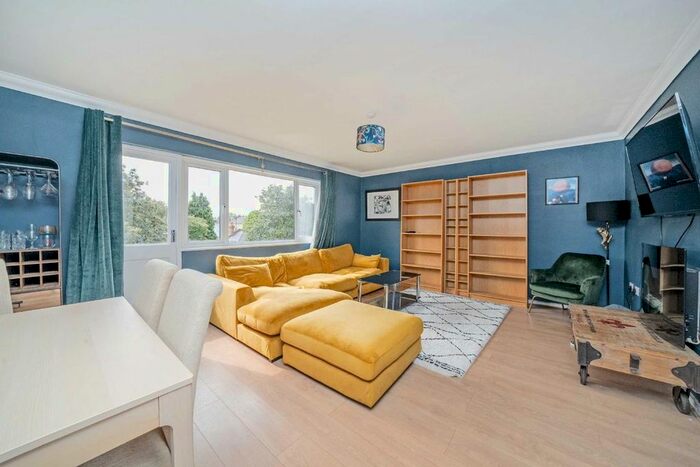 3 Bedroom Flat To Rent In Little Queens Road, Teddington, TW11