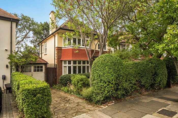 4 Bedroom Detached House For Sale In Corringway, Ealing, W5