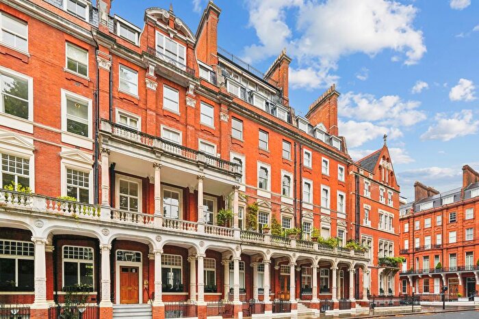 3 Bedroom Flat To Rent In Cadogan Square, Knightsbridge, London, SW1X