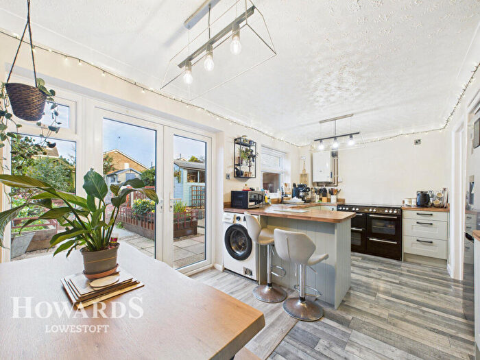 3 Bedroom Semi Detached House For Sale In Edendale, Lowestoft, NR32