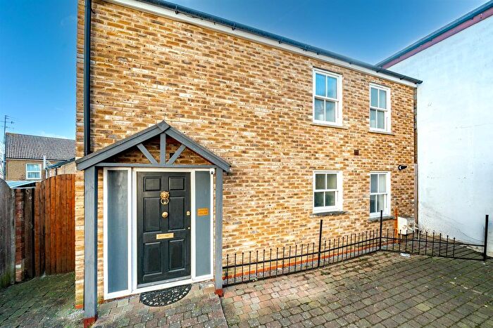 2 Bedroom Detached House For Sale In Queens Road, Watford, WD17