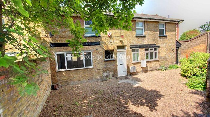 3 Bedroom Semi-Detached House To Rent In Southborough Road, Bickley, BR1