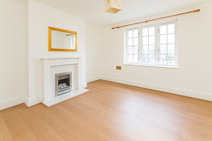 2 Bedroom Flat To Rent In Chelsea Court, Frogmore, SW18