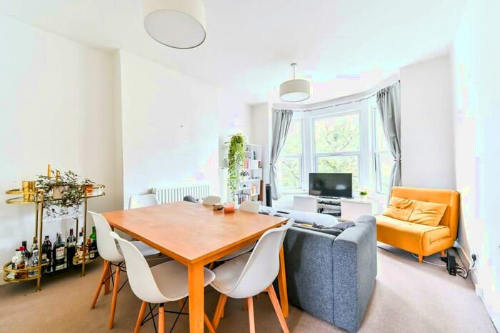 3 Bedroom Flat To Rent In Heslop Road, Nightingale Triangle, London, SW12