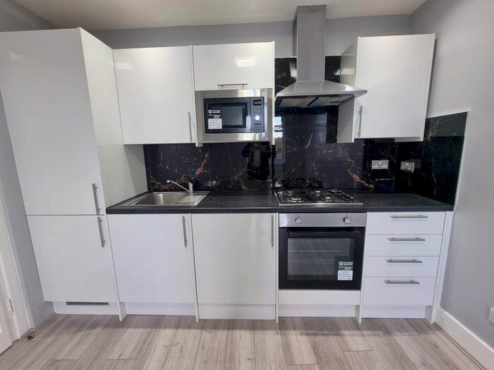 2 Bedroom Flat To Rent In Princess Parade, Golders Green Road, London, NW11