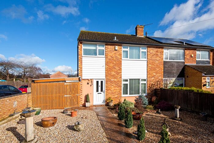 3 Bedroom Semi Detached House For Sale In Longfields, Bicester, OX26