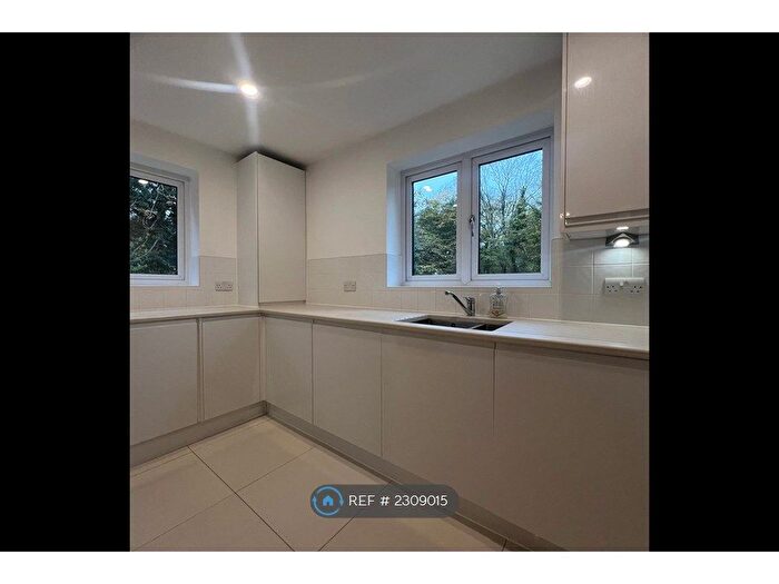 1 Bedroom Flat To Rent In Bancroft Court, Buckhurst Hill, IG9