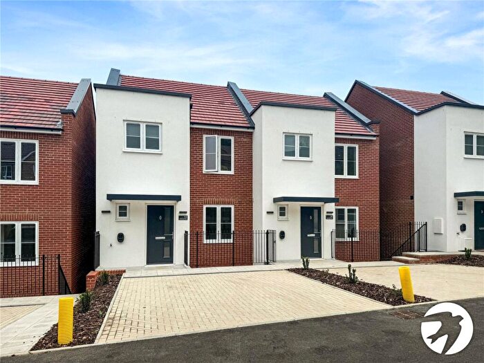 4 Bedroom Semi-Detached House To Rent In Betteridge Close, Chatham, Kent, ME5