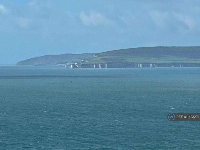 2 Bedroom Flat To Rent In Elizabeth Court, Bournemouth, BH1