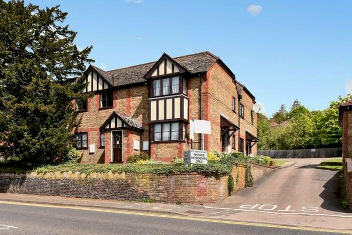 Studio To Rent In West Wycombe Road, High Wycombe, HP11