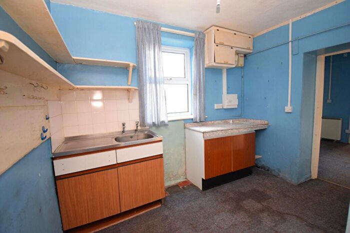 3 Bedroom Flat For Sale In Queens Road, Criccieth, LL52