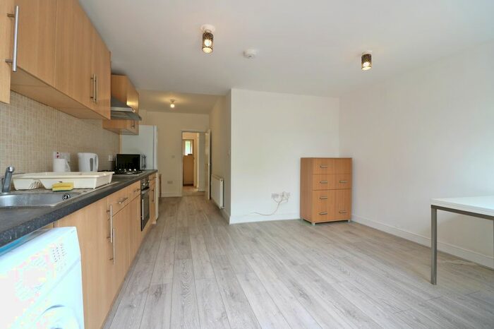 2 Bedroom Flat To Rent In Western Avenue, London, W3
