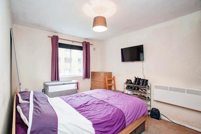 2 Bedroom Flat For Sale In Valley Green, Hemel Hempstead, HP2