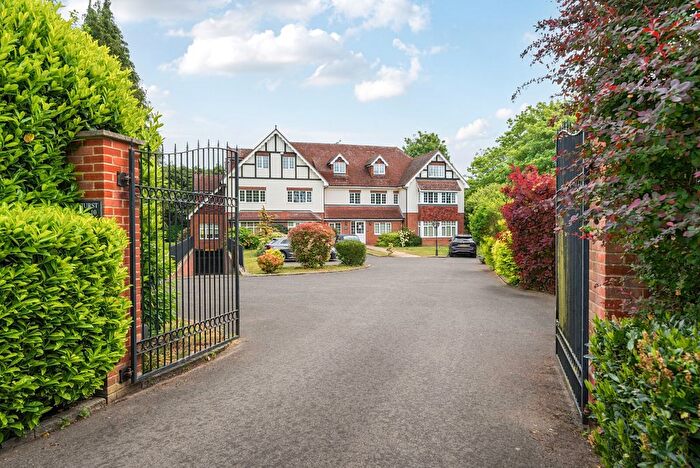 2 Bedroom Flat For Sale In Wilson Way, Horsell, Woking, GU21