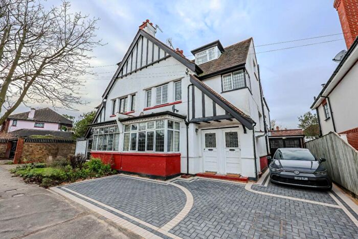 3 Bedroom Flat For Sale In Harley Street, Leigh-On-Sea, SS9