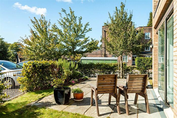 1 Bedroom Flat For Sale In Garden Flat At Beacon Heights, Church Road, Haywards Heath, RH16