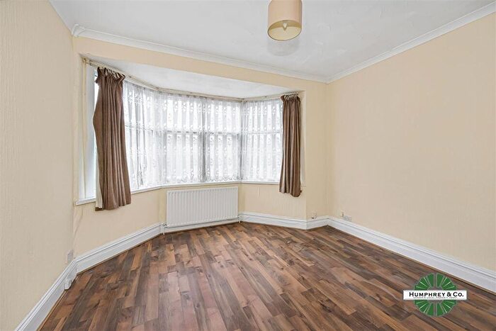 2 Bedroom Flat To Rent In Blurton Road, London, E5