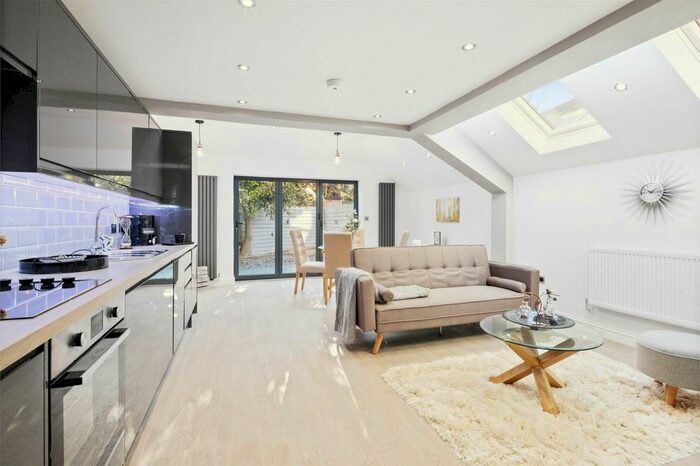 2 Bedroom Flat To Rent In Leythe Road, London, W3