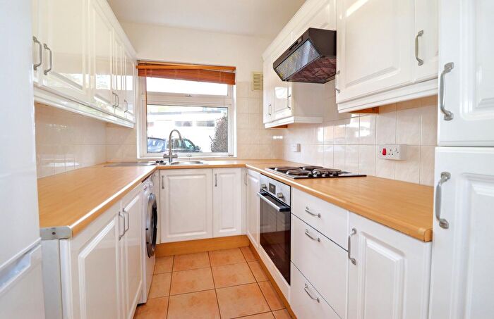 2 Bedroom Flat For Sale In Esher Road, Walton-On-Thames, KT12