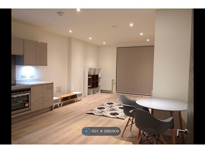 2 Bedroom Flat To Rent In Glass Blowers House, London, E14