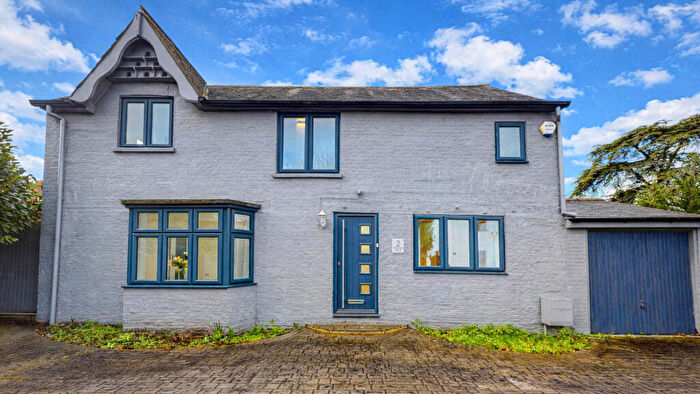 3 Bedroom Detached House For Sale In Holmlea Road, Slough, SL3