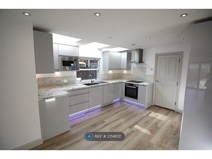 2 Bedroom Flat To Rent In Bridge Road, Uxbridge, UB8